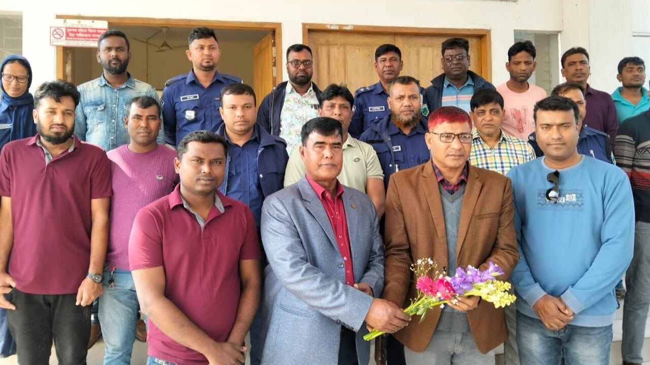 পুলিশ কনস্টেবলকে রাজকীয় বিদায় জানালেন ওসি